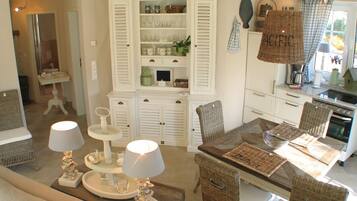 Réfrigérateur, four, lave-vaisselle, cafetière/bouilloire