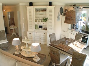 Refrigerador, horno, lavavajillas y cafetera y tetera