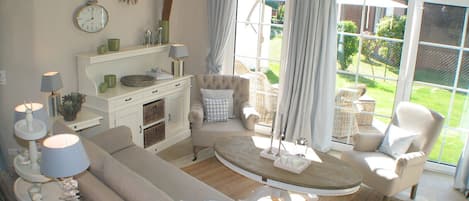 Smart TV, fireplace, DVD player, stereo