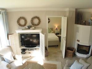 Smart TV, fireplace, DVD player, stereo
