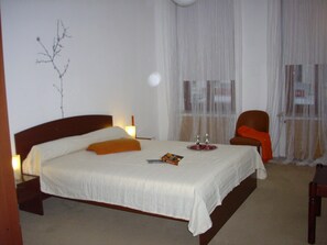 2 bedrooms, iron/ironing board, travel cot, free WiFi