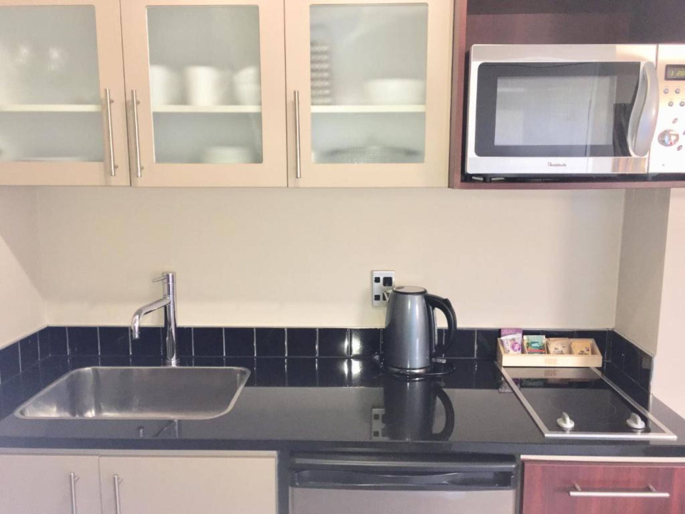 Private kitchen | Microwave, stovetop, coffee/tea maker, electric kettle