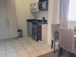 Estudio superior (Upper Floor) | Cocina privada | Microondas, placa de cocina, cafetera o tetera y hervidor eléctrico