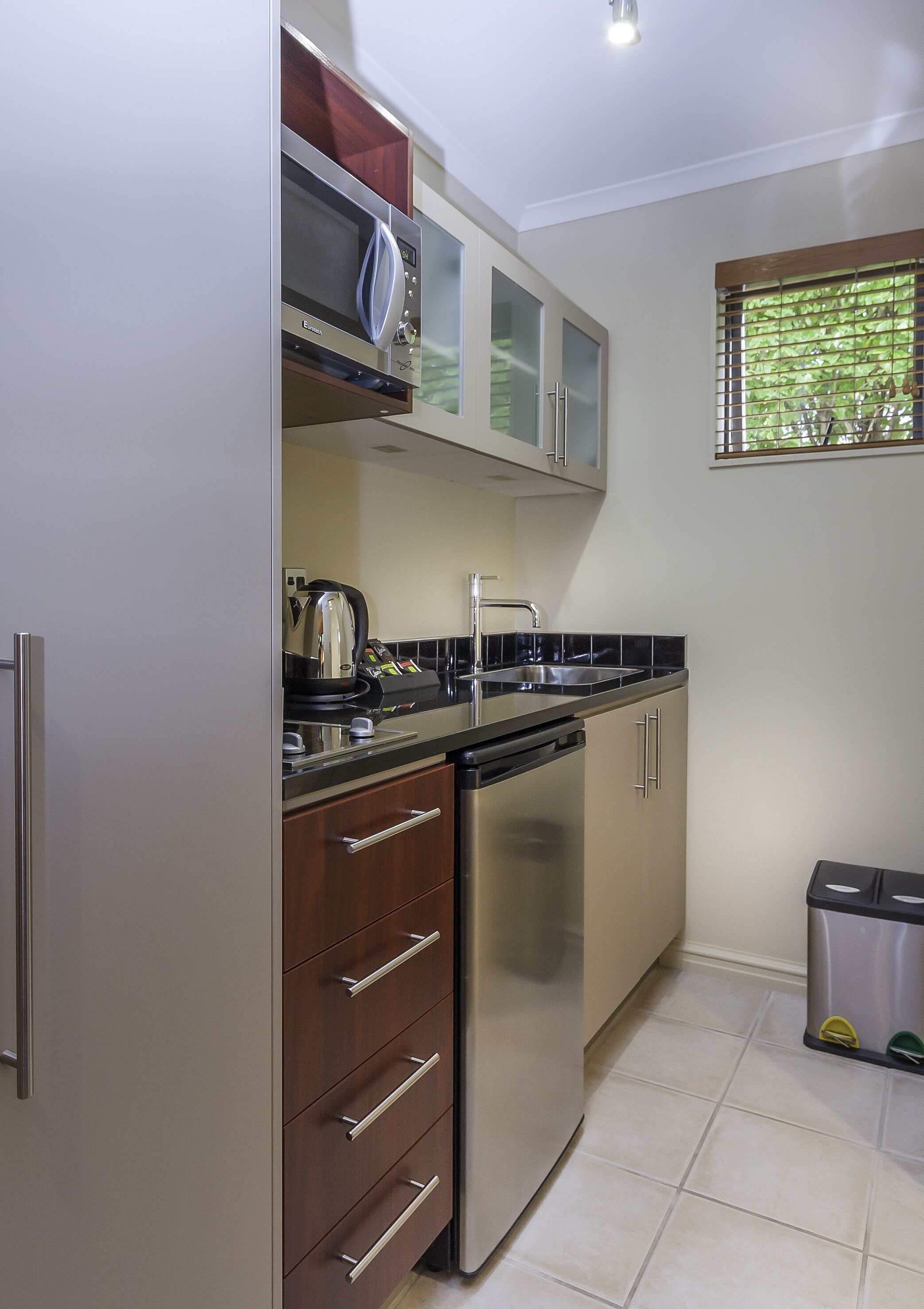 Private kitchen | Microwave, stovetop, coffee/tea maker, electric kettle
