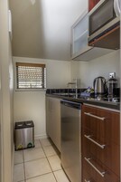 Estudio superior (Bath Suite) | Cocina básica privada | Microondas, placa de cocina, cafetera o tetera y hervidor eléctrico