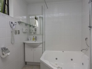 Free toiletries, hair dryer, towels, soap - Kauri Motel (Christchurch)