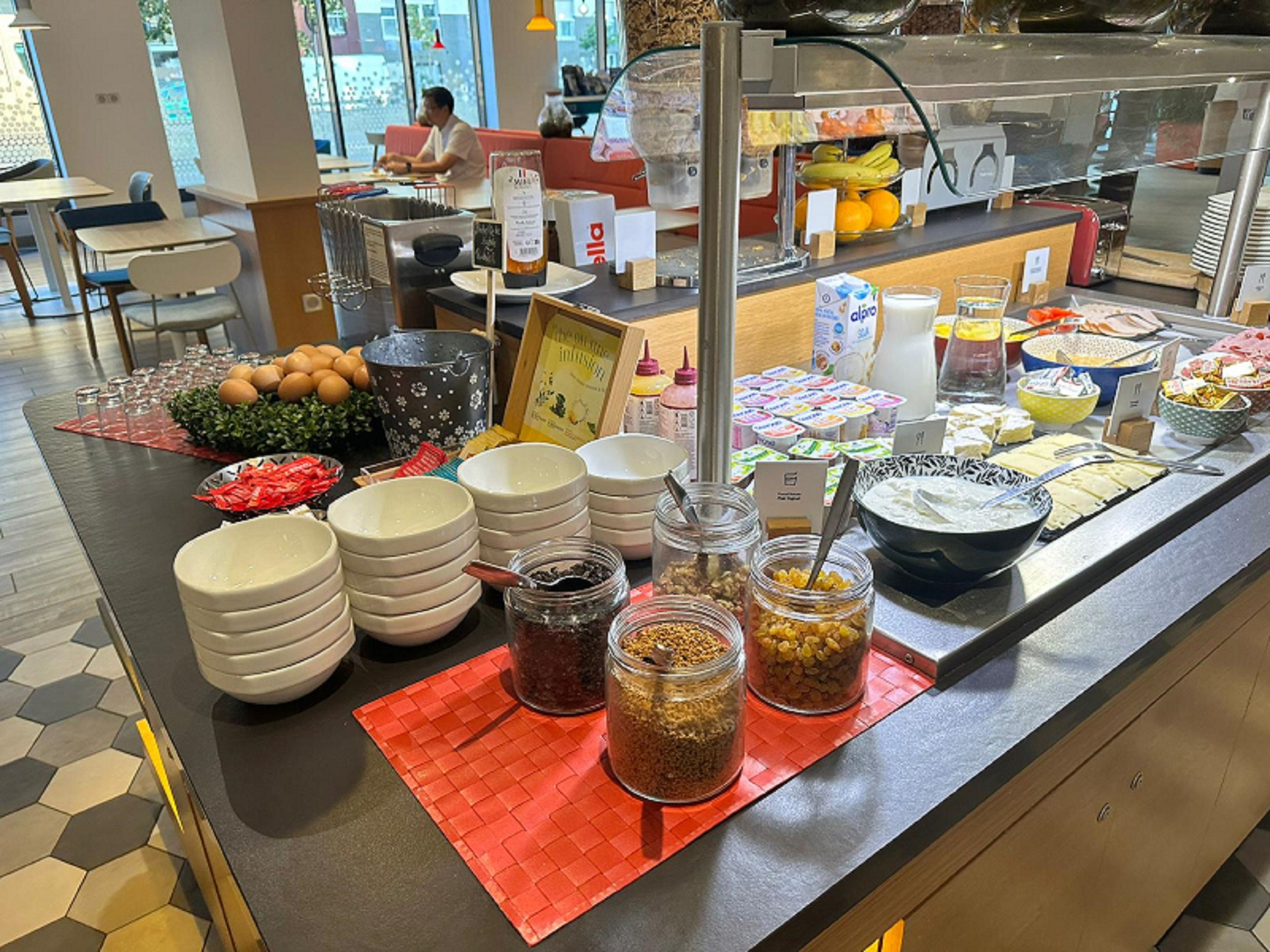 Un área de bufé con diferentes opciones de comida y salsas.