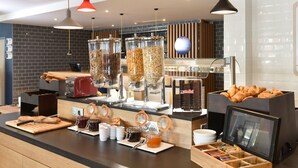 Un buffet de petit-déjeuner proposant une variété d'aliments et d'accompagnements.