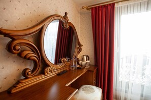 Dobbeltrom – standard, 1 kingsize-seng, ikke-røyk, byutsikt | Sengetøy i egyptisk bomull, sengetøy av topp kvalitet og dundyner