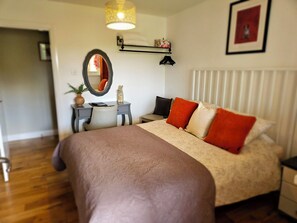 Superior King Room | Hypo-allergenic bedding, individually decorated, individually furnished - My Way Guest House (Durham)