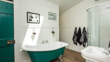 House, 3 Bedrooms | Bathroom | Separate bathtub and shower, deep-soaking bathtub, hair dryer, towels
