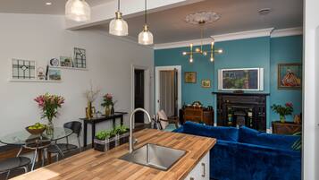 House, 3 Bedrooms | Private kitchen | Full-size fridge, microwave, oven, stovetop