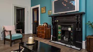 House, 3 Bedrooms | Living room | Flat-screen TV, fireplace