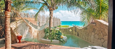 Oceanfront Suite with Plunge Pool | Luxe beddengoed, gratis wifi, beddengoed