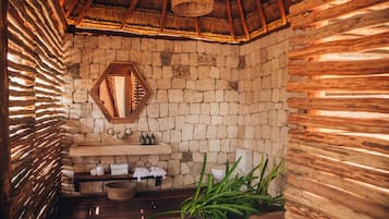 Oceanfront Suite with Plunge Pool | 浴室 | 毛巾、肥皂、洗髮精、衛生紙