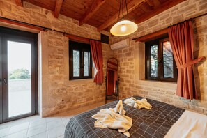 3 室のベッドルーム、セーフティボックス (室内)、アイロン / アイロン台、旅行用ベビーベッド