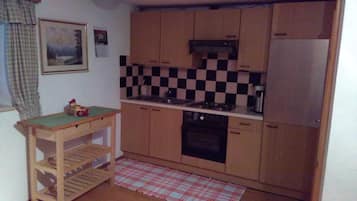 Fridge, oven, stovetop, coffee/tea maker