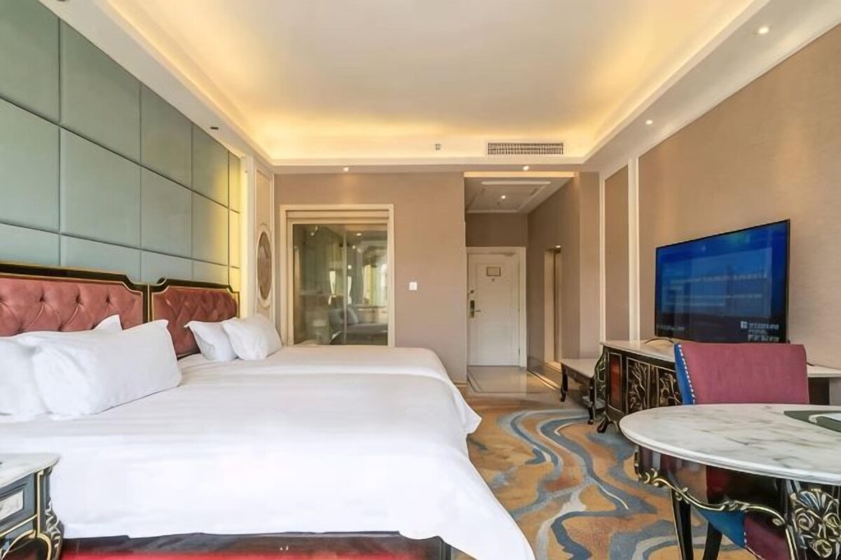 Minibar, in-room safe, desk, iron/ironing board