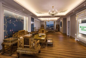 Minibar, caja de seguridad en la habitación y escritorio 