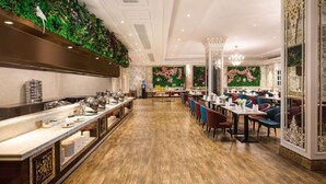 朝食、ランチ、ディナーに営業
