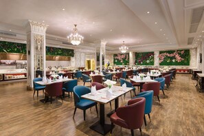 Petit déjeuner, déjeuner et dîner servis sur place