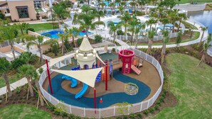 Villa de lujo, varias camas | Vista al resort