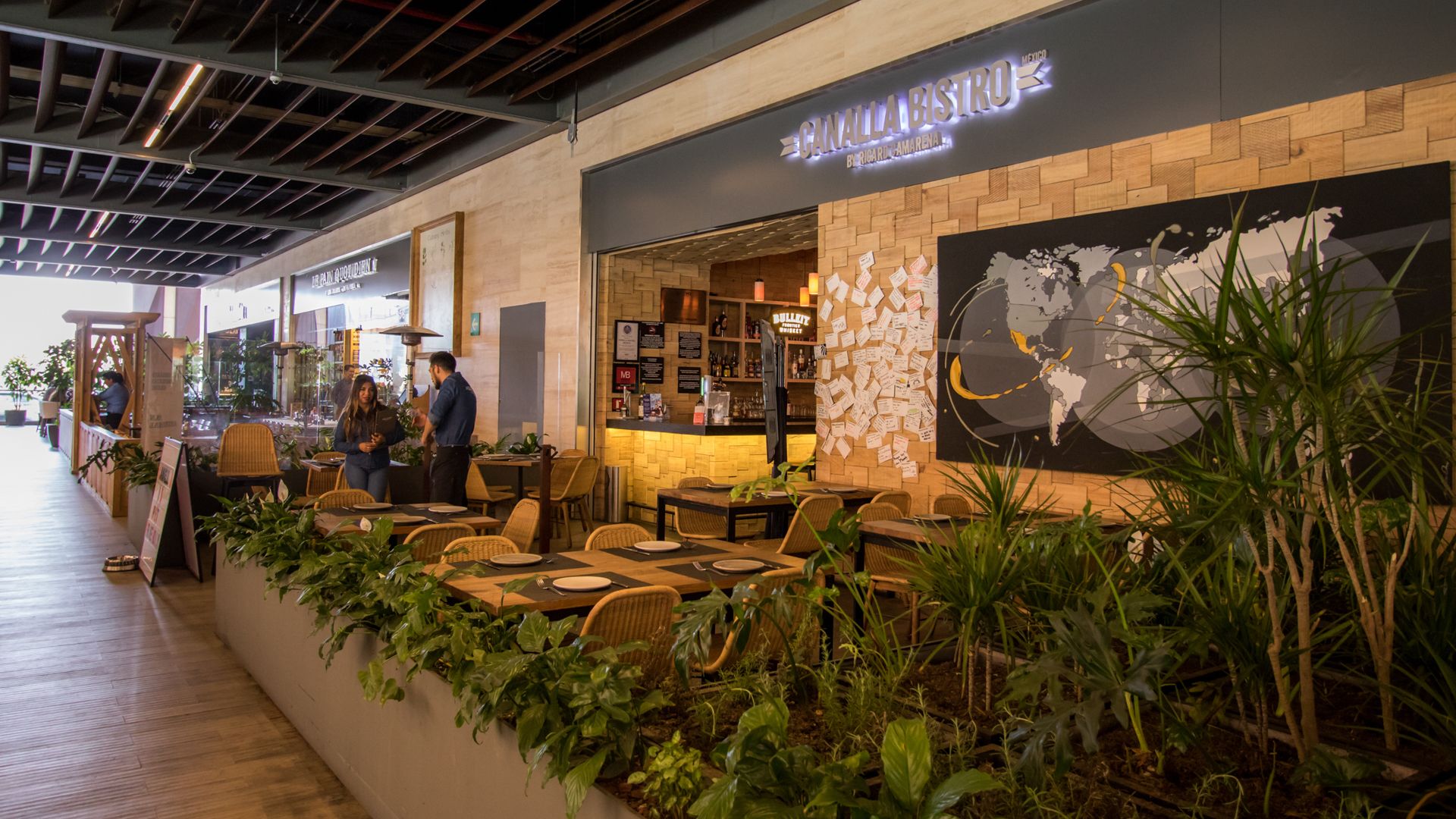 5 restaurantes, se sirven desayunos, comidas, cenas y cocina mexicana