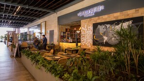 5 restaurants, breakfast, lunch, dinner served; Mexican cuisine - Polanco Luxury Condo (Mexico City)