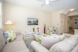 บ้านพัก, หลายเตียง (Villa Compass- Compass Bay) | ห้องนั่งเล่น | ทีวี