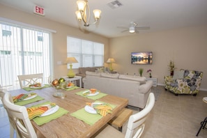Maison, Plusieurs lits (Villa Compass- Compass Bay) | Salle de séjour | Téléviseur
