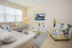 Maison, Plusieurs lits (Villa Compass- Compass Bay) | Salle de séjour | Téléviseur