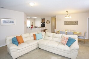 Huis, meerdere bedden (Villa Dalva -Calabria) | Woonkamer | Een televisie