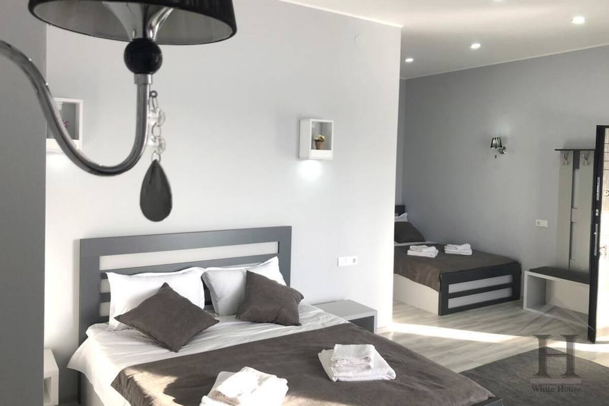 1 Schlafzimmer, hochwertige Bettwaren, Schreibtisch