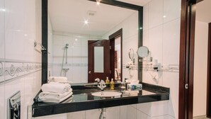 A modern bathroom with a large mirror, a black countertop, and a white sink. - Grand Hotel Sole (Nitra)