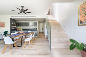 华丽公寓, 3 间卧室, 无烟房 | 起居区 | 42-英寸纯平电视（配备数码频道）、智能电视、Netflix