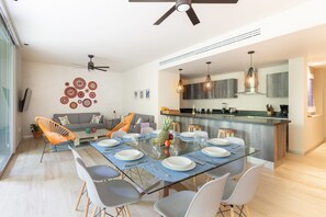 Comfort-Apartment, 2 Schlafzimmer, Nichtraucher | Essbereich im Zimmer