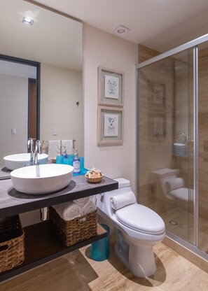 Deluxe Apartment, 2 Bedrooms, Non Smoking | Bathroom