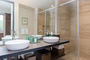 Deluxe-Apartment, 2 Schlafzimmer, Nichtraucher | Badezimmer | Dusche, kostenlose Toilettenartikel, Haartrockner, Handtücher
