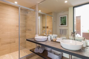 Departamento, 2 habitaciones, para no fumadores | Baño | Regadera, amenidades de baño gratuitas, secadora de cabello, toallas 