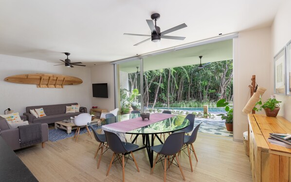 Appartement Deluxe, 2 chambres, non-fumeur | Aire de séjour | Téléviseur connecté de 42 po avec télévision numérique, téléviseur