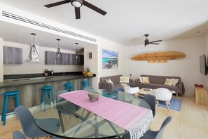 Appartement Deluxe, 2 chambres, non-fumeur | Repas dans la chambre
