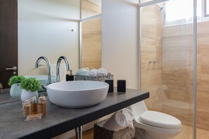 Appartement, 1 slaapkamer, niet-roken | Badkamer | Een douche, gratis toiletartikelen, een haardroger, handdoeken