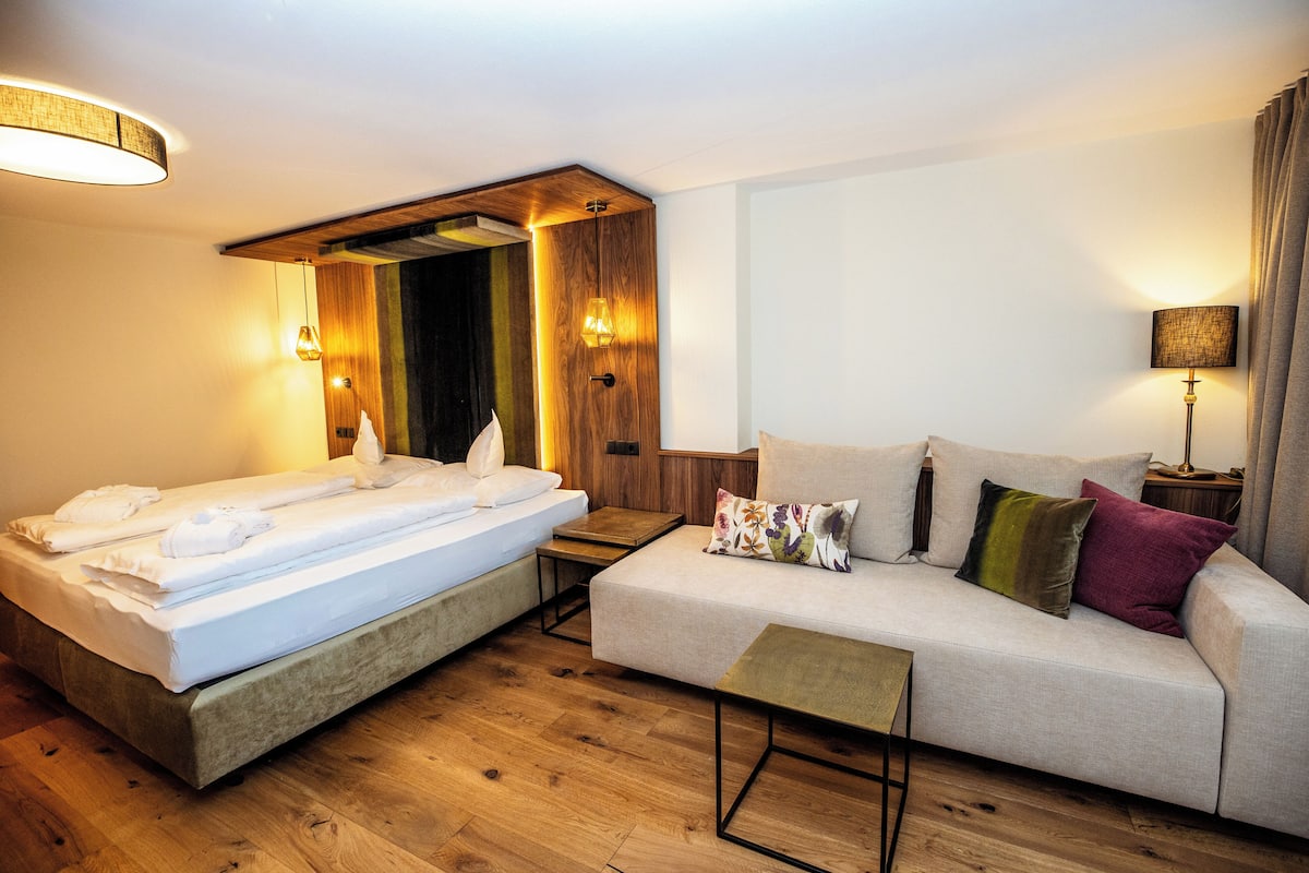 Familysuite Coronelle | Hypo-allergenic bedding, free minibar, in-room safe, desk