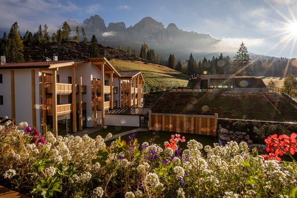 Superior-Doppelzimmer, Balkon, Bergblick | Blick auf den Garten