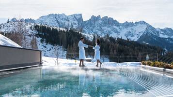 Innenpool, Außenpool, Sonnenschirme, Liegestühle