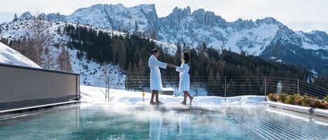 Sisäuima-allas ja ulkouima-allas avoinna 10.00–19.30, aurinkovarjoja