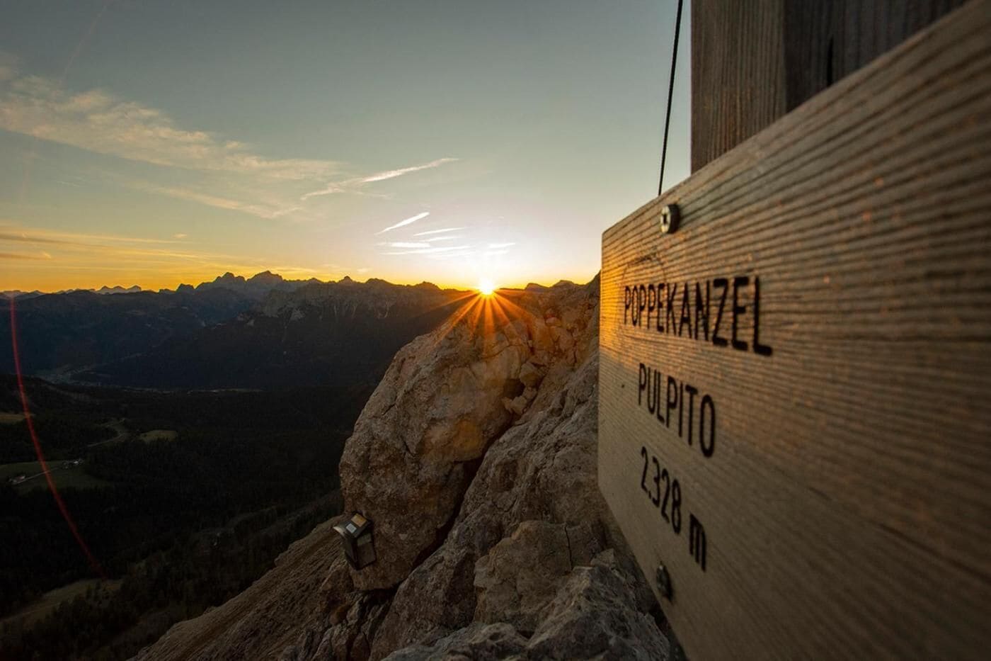 En skylt med texten ”POPPEKANZEL PULPITO 2328 m”, som markerar en bergstopp.