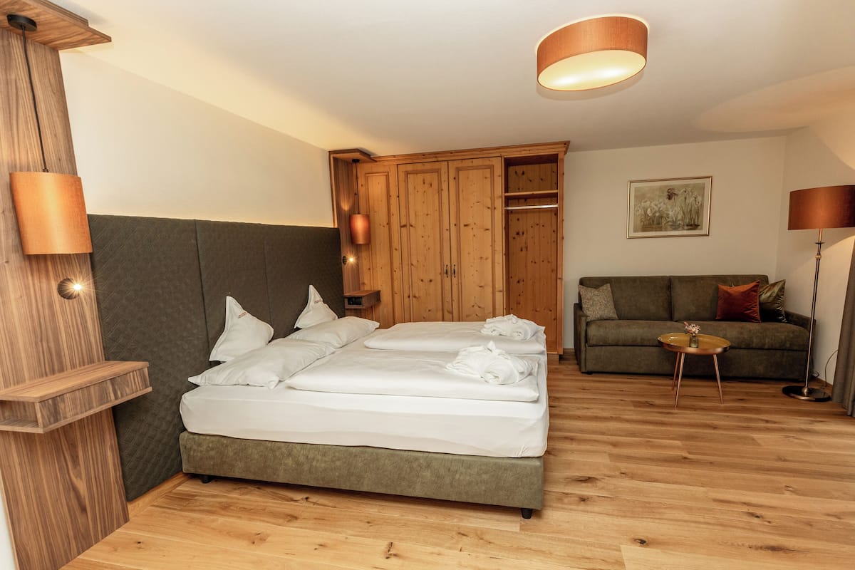 Hypo-allergenic bedding, free minibar, in-room safe, desk
