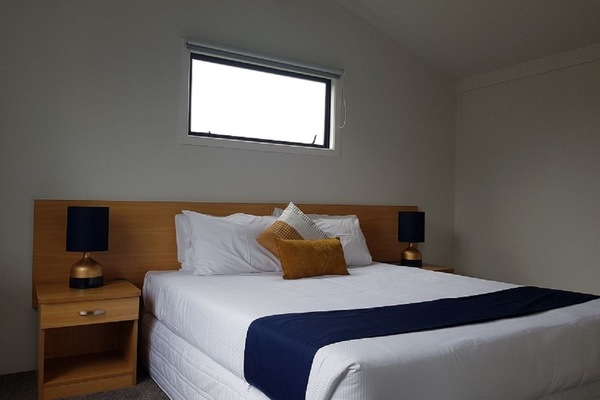 Motel Family Rooms with King - 2 Bedrooms | WiFi (free), bed sheets