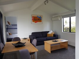 Motel Family Rooms with Queen - 2 Bedrooms | Living area